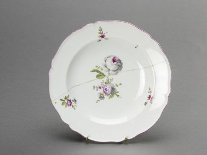 null SEVRES assiette en porcelaine tendre aile chantournée, decor polychrome de bouquets...