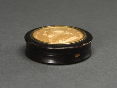 null Snuffbox in blackened wood centered with the portrait of Louis XVIII in gilded...