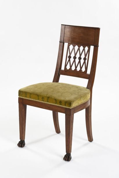 null Salon comprenant deux fauteuils et deux chaises en bois naturel, dossiers légèrement...