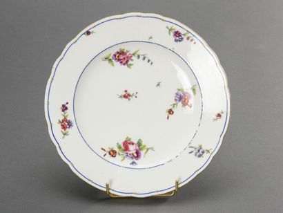 null SEVRES, Suite de quatre assiettes en porcelaine tendre à aile chantournée, à...