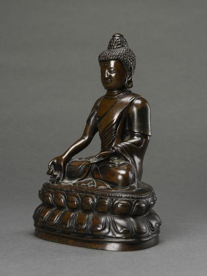 null Bouddha Bodisathva 
Bronze patine brune, Thaïlande 
20ème siècle.
H : 22 cm...
