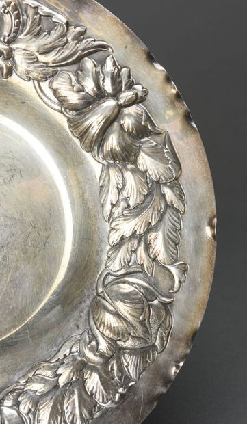 null Swedish silver dish with repoussé decoration of a plant frieze 
Wt: 587 g 
D:...