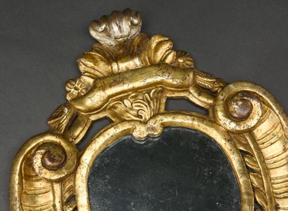 null Miroir d'applique, en écusson en bois sculpté et doré et argenté 
Travail méridional...