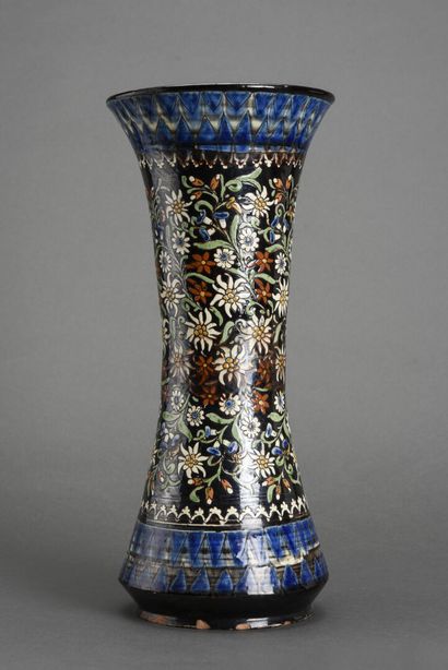 null THOUNE une paire de vases cornet en faïence émaillée polychrome
19ème siècle
H:...