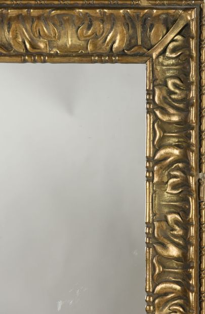 null Miroir en bois sculpté et laqué 
Travail moderne
52 x 44 cm 