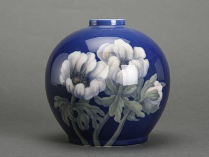 null BING et GRONDAHL DANMARK
Vase boule et vase balustre en porcelaine à fond bleu...