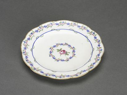 null SEVRES assiette en porcelaine tendre à décor d'une rose entourée de deux guirlandes...