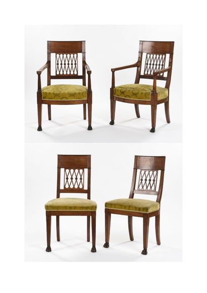 Salon comprenant deux fauteuils et deux chaises...