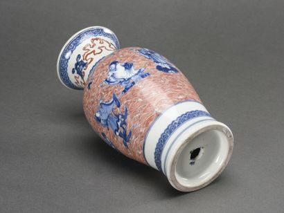 null CHINE, Vase balustre en porcelaine à décor de lettrés
République
H : 27 cm
Percé...