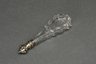 null Flacon à sel en cristal taillé, monture en argent 
19ème siècle.
H : 11 cm 