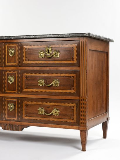 null Rectangular chest of drawers in mahogany and light wood veneer it opens with...