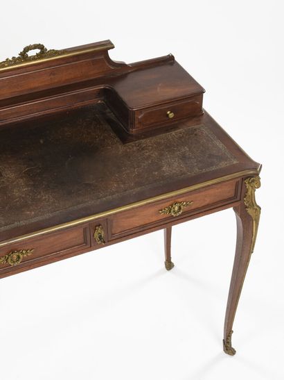 null Small lady's desk with step, it opens with two small drawers in the upper part...