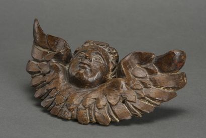 null Tête de putto ailée en bois sculpté
18ème siècle 
H: 126 L: 2 cm

