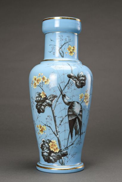 null Paire de vases en opaline bleu à décor de grues
19ème siècle
H: 39 cm