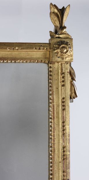 null Miroir à fronton en bois doré, le fronton est sculpté d'un enrochement surmonté...