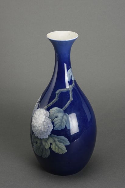 null BING et GRONDAHL DANMARK
Vase boule et vase balustre en porcelaine à fond bleu...