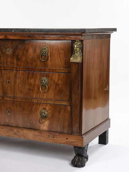 null Rectangular chest of drawers in burr walnut veneer
It opens with three drawers...