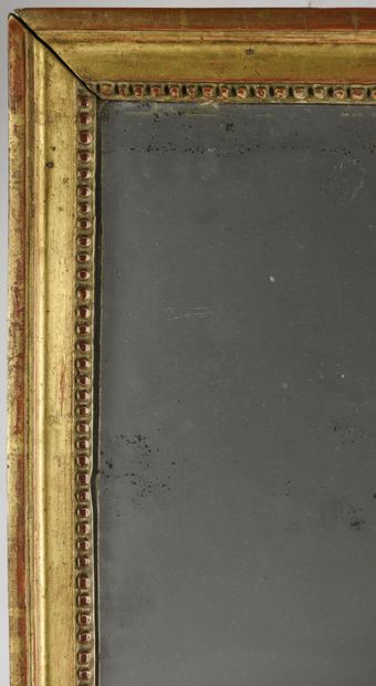 null Miroir rectangulaire à décor de frise de perles. 
Epoque Louis XVI
84 x 54 ...