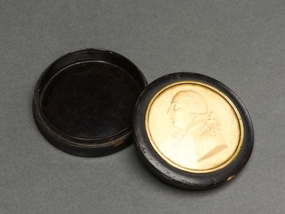 null Snuffbox in blackened wood centered with the portrait of Louis XVIII in gilded...