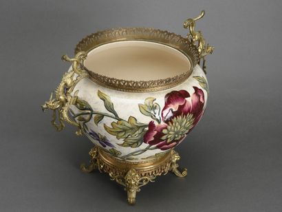 null Edouard GILLES (1868-1895)
Important cache-pot en barbotine à décor de fleurs
Monture...