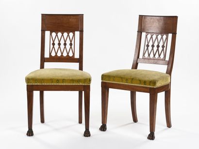 null Salon comprenant deux fauteuils et deux chaises en bois naturel, dossiers légèrement...