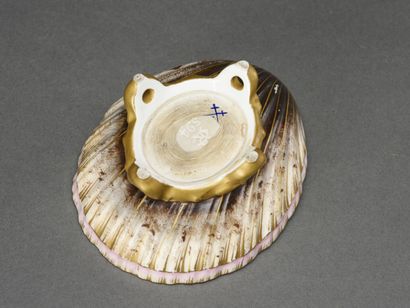 null Bonbonnière en porcelaine en forme de coquille St Jacques
MEISSEN XXème siècle
H...