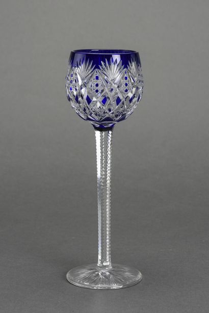 null SAINT LOUIS 
Suite de six verres en cristal taillé et teinté
H : 23 cm