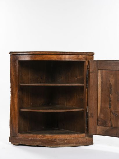 null Molded walnut sideboard that opens with a leaf in front 
19th century
Split...