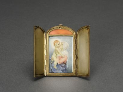 null Icone de voyage figurant une Vierge à l'enfant dans un cadre triptyque en vermeil...