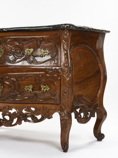 null Chest of drawers in molded walnut carved, curved on three sides and opens with...