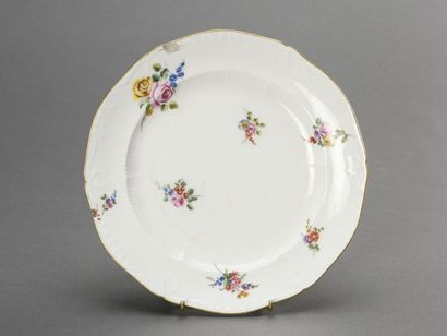 null SEVRES assiette en porcelaine tendre aile chantournée, decor polychrome de bouquets...