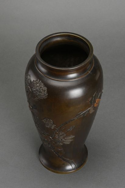 null JAPON Paire de vases en bronze à décor de fleurs et oiseaux en relief
H : 34...