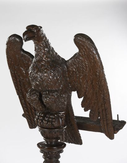 null Important pupitre en chêne sculpté d'un aigle les ailes déployées
Piètement...