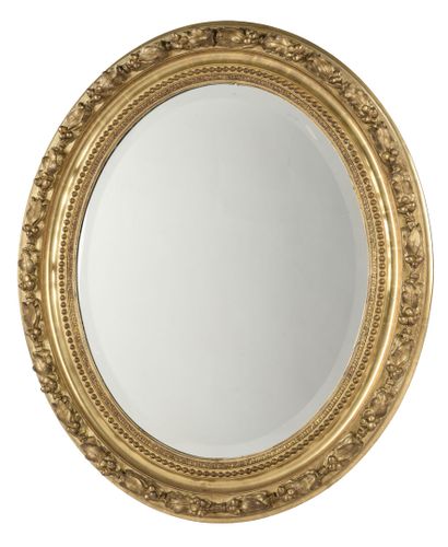 null Un miroir en bois et stuc doré de forme ovale
Epoque Napoléon III
