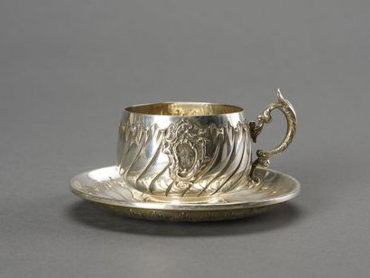 null Suite de douze tasses et sous tasses en argent et vermeil à décor de godrons...