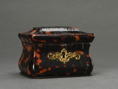null Tortoiseshell veneer box 
Holland, 19th century.
H : 7 cm L : 9.5 cm 