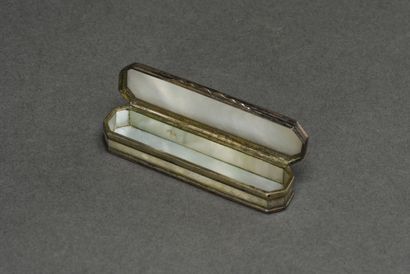 null Rectangular needle box in mother of pearl with silver frame
Directoire period.
H...
