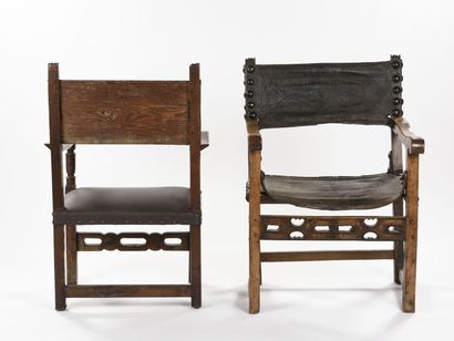 null Deux sièges à bras en bois naturel
entretoise ajouré 
Garniture en cuir
Epoque...