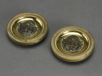 null Paire de médaillons en bronze et laiton doré à décor de Minerve Casquée 
Vers...