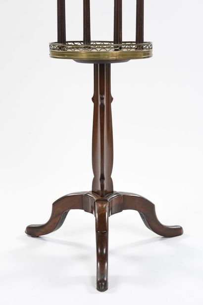 null Small reading pedestal table in mahogany and mahogany veneer, the top is surrounded...