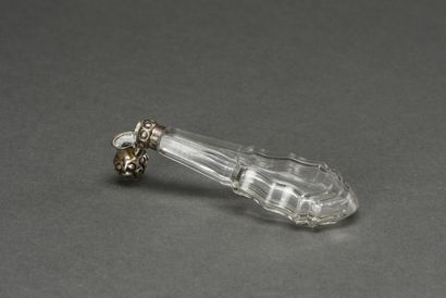 null Flacon à sel en cristal taillé, monture en argent 
19ème siècle.
H : 11 cm 