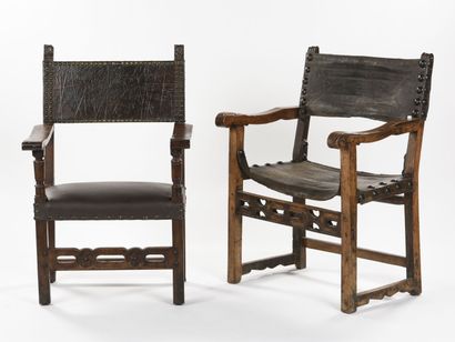 null Deux sièges à bras en bois naturel
entretoise ajouré 
Garniture en cuir
Epoque...