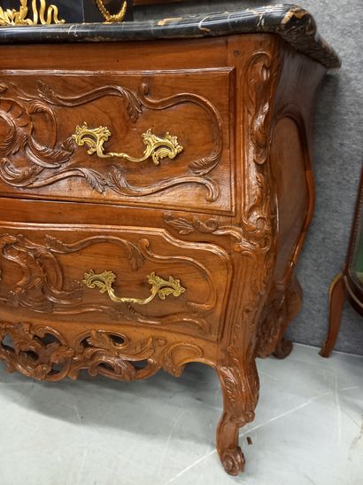 null Commode en noyer mouluré sculpté, galbée sur trois faces et ouvre par deux tiroirs...