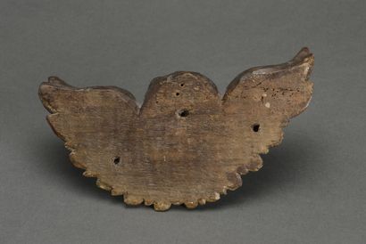 null Tête de putto ailée en bois sculpté
18ème siècle 
H: 126 L: 2 cm

