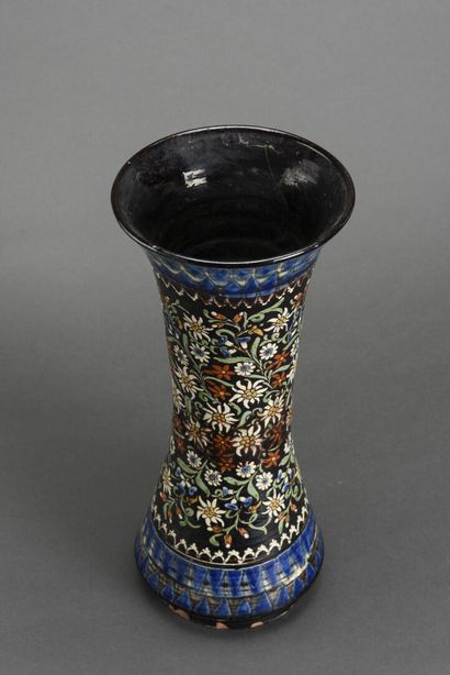 null THOUNE une paire de vases cornet en faïence émaillée polychrome
19ème siècle
H:...
