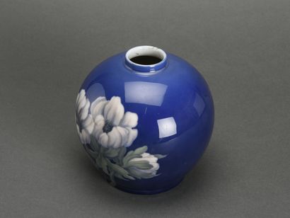 null BING et GRONDAHL DANMARK
Vase boule et vase balustre en porcelaine à fond bleu...