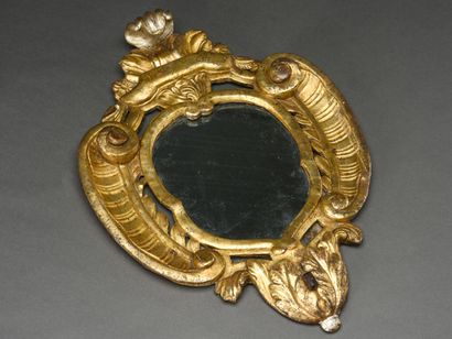 null Miroir d'applique, en écusson en bois sculpté et doré et argenté 
Travail méridional...