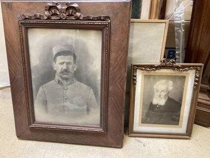 null Deux pièces encadrées dont une photographie d'un soldat dans un cadre en bois...