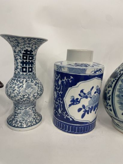 null CHINE 

Vase décors paon et porcelaines diverses dont une theière 

33cm