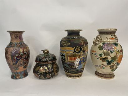 null JAPON, trois vases et un pot couvert en faience 

33cm